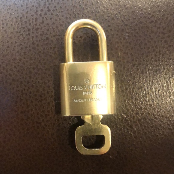 LV Louis Vuitton Padlock Lock & Key 318 - Picture 3 of 8